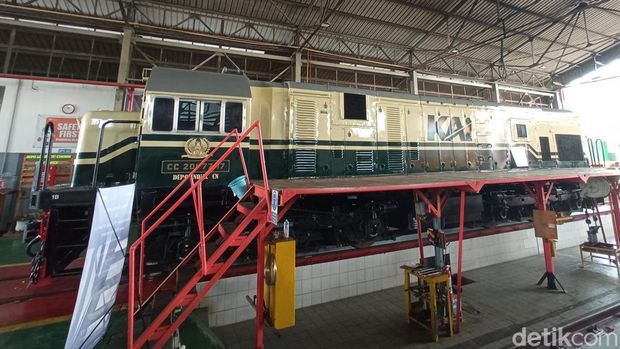 Lokomotif CC 201 77 17 dengan livery vintage di Depo Lokomotif Cirebon.
