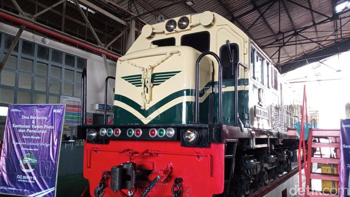 Lokomotif CC 201 77 17 dengan livery vintage di Depo Lokomotif Cirebon.