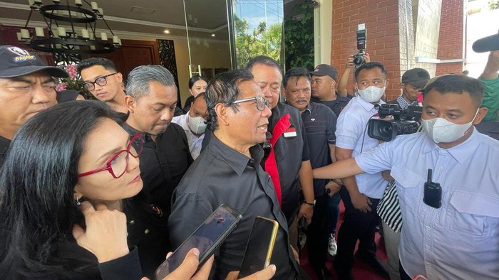 Mahfud Md usai menghadiri Deklarasi Nasional Laju Indonesia di Jalan Jemursari, Surabaya
