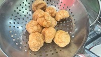 Kalau datang ke Bakmi Prima, jangan lewatkan bakso gorengnya ya. Bakso goreng yang renyah kenyal ini satunya dibanderol seharga Rp 8 ribu. Foto: Detikcom / Atiqa Rana