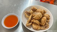 Jika memesan bakso goreng, baksonya akan dipotong menjadi bagian lebih kecil. Kemudian disajikan dengan cocolan saus sambal yang asam pedas ini. Foto: Detikcom / Atiqa Rana
