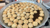 Dalam sehari, warung bakmi ini pun bisa menggoreng bakso sangat banyak. Terutama di akhir pekan, mereka bisa menggoreng sampai ribuan. Tertarik mencoba? Foto: Detikcom / Atiqa Rana
