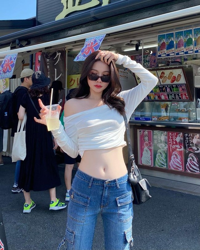 Ia pun kerap membagikan OOTD di luar jam kerja. Maypim tak jarang memilih gaya seksi yang mengekspos tubuh langsingnya. Foto: Instagram @maypimm