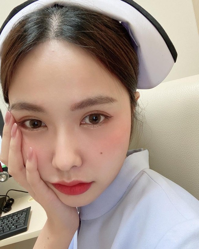 May Pimchanok Chumpuchai adalah perawat asal Thailand yang populer di media sosial. Wanita yang akrab disapa Maypim itu jadi perbincangan karena pesonanya yang menawan. Foto: Instagram @maypimm