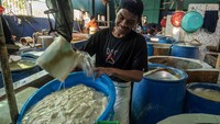 Naiknya harga kedelai juga membuat perajin melakukan penyesuaian harga tahu.  