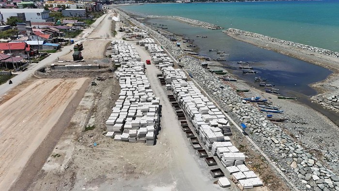 Foto udara proyek pembangunan jalan di tepi Pantai Teluk Palu, Sulawesi Tengah, Jumat (10/11/2023). Pemerintah merekonstruksi kawasan pesisir terdampak tsunami tersebut dengan membangun jalan guna mempermudah mobilitas warga sekaligus dapat menahan dan memperkecil resiko terjangan tsunami. ANTARA FOTO/Mohamad Hamzah/rwa.