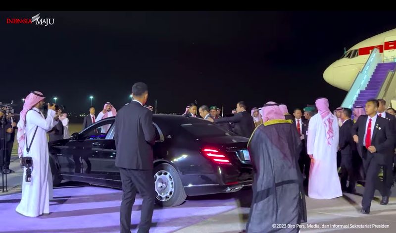 Mercedes-Maybach jemput Jokowi di Riyadh