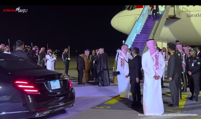 Mercedes-Maybach jemput Jokowi di Riyadh