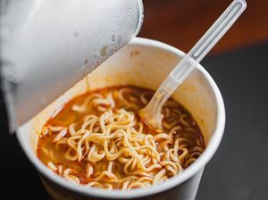 Makan Mie Instan Bersama Air Perebusnya, Wanita Ini Dikritik