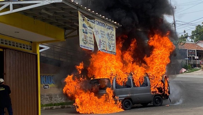 Mobil di Tamansari, Bogor, terbakar