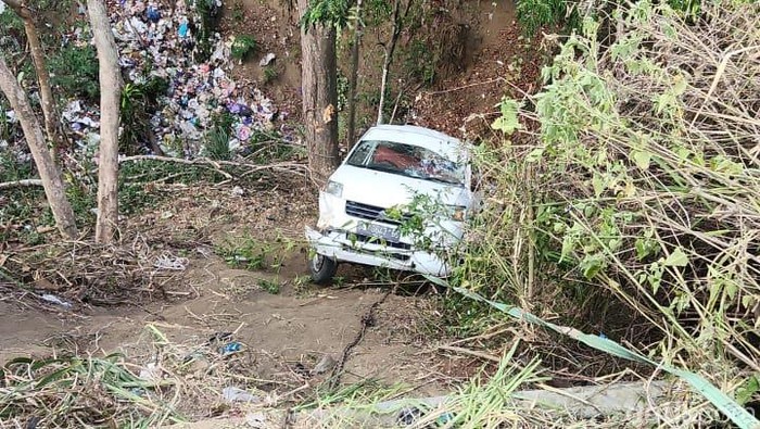 Mobil pikap terjun ke jurang di Enrekang, Sulsel.