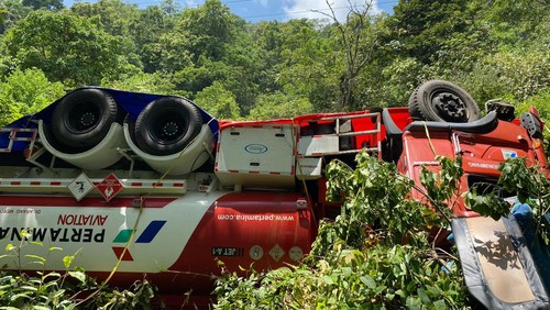 Mobil tangki  pengangkut 16 kiloliter  avtur tujuan Labuan Bajo terguling di jurang di Kabupaten Manggarai Timur, Sabtu (11/11/2023). (Dok. Satlantas Polres Manggarai Timur)