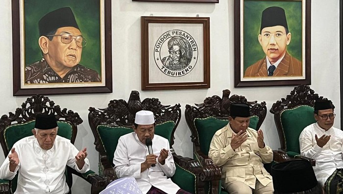 Momen Kiai se-Mataraman Jawa Timur silaturahmi dengan Prabowo Subianto di Ponpes Tebuireng. Prabowo hadir didampingi Sekretaris TKN Nusron Wahid, Letjen TNI Syafri Syamsuddin dan Ketua Gerindra Jawa Timur Anwar Sadat. Para Kiai yang hadir antara lain; KH Ubaidillah Abdullah Faqih dari Ponpes Langitan, KH Masduki Al Hafidz, KH Abdul Hakim Tebuireng Jombang, KH Romadhon Khotib dan kya-kyai lainnya.