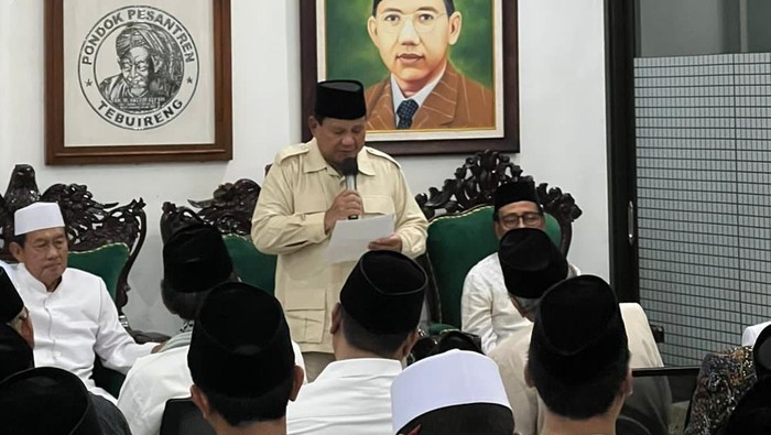 Momen Kiai se-Mataraman Jawa Timur silaturahmi dengan Prabowo Subianto di Ponpes Tebuireng. Prabowo hadir didampingi Sekretaris TKN Nusron Wahid, Letjen TNI Syafri Syamsuddin dan Ketua Gerindra Jawa Timur Anwar Sadat. Para Kiai yang hadir antara lain; KH Ubaidillah Abdullah Faqih dari Ponpes Langitan, KH Masduki Al Hafidz, KH Abdul Hakim Tebuireng Jombang, KH Romadhon Khotib dan kya-kyai lainnya.