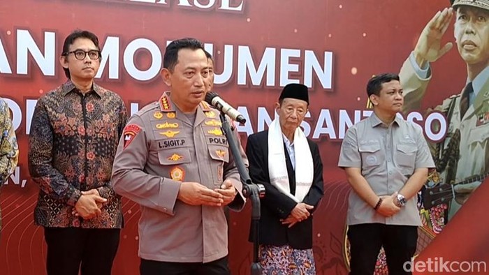 Kapolri Jenderal Listyo Sigit Prabowo usai meresmikan Monumen Jenderal Hoegeng Imam Santoso dan mengikuti Deklarasi Pemilu Damai Jawa Tengah, di Stadion Hoegeng Kota Pekalongan Sabtu (11/11/2023).