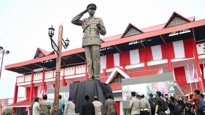 Potret Kapolri dan Panglima TNI Resmikan Monumen Jenderal Hoegeng