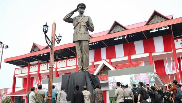 Potret Kapolri dan Panglima TNI Resmikan Monumen Jenderal Hoegeng