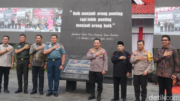 Kapolri Jenderal Pol Listyo Sigit Prabowo didampingi Panglima TNI Laksamana Yudo Margono beserta jajaran Pemerintah Kota Pekalongan ketika meresmikan Monumen Jenderal Hoegeng Imam Santoso di Pekalongan, Sabtu (11/11/2023).