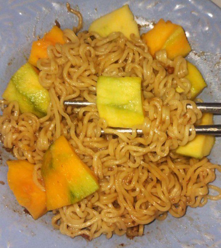 Muncul Lagi Sekte Baru Makan Mie, Kini Pakai Topping Mangga yang Nyeleneh