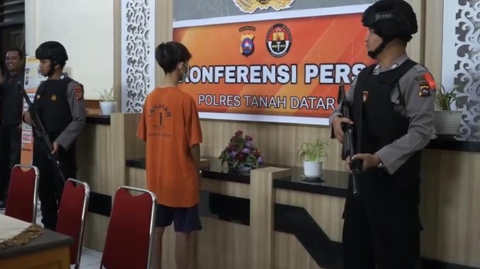 Nauval saat dihadirkan di Mapolres Tanah Datar. (Foto: Dok. Polres Tanah Datar)