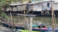 Setiap hari warga akan berangkat ke laut ketika air pasang, sekitar pukul 18.00 WIB menggunakan perahu yang dimiliki. Mereka baru akan kembali di pagi hari sekitar pukul 06.00 WIB.
