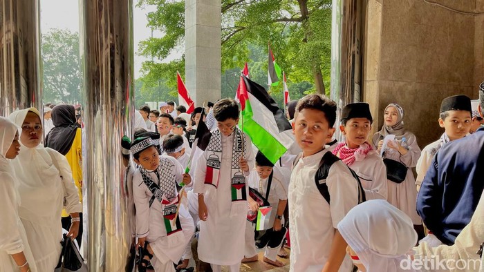 Para peserta istighosah di Masjid Raya Bandung, Sabtu (11/11/2023).