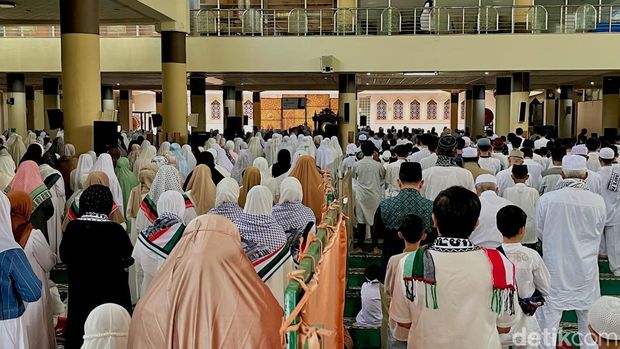 Para peserta istighosah di Masjid Raya Bandung, Sabtu (11/11/2023).
