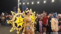 Di Alun-alun Paamprokan Pangandaran para peserta menunjukan kostumnya di hadapan para warga dan dewan juri.