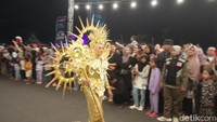 Para peserta karanval melakukan persembahan kostumnya dari Bumi Perkemahan hingga Alun-alun Paamprokan sejauh 500 meter.