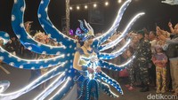 Sebanyak 50 peserta Pangandaran Night Karnaval menggunakan beragam kostum dengan tema biota laut, matahari, dan bunga raflesia.