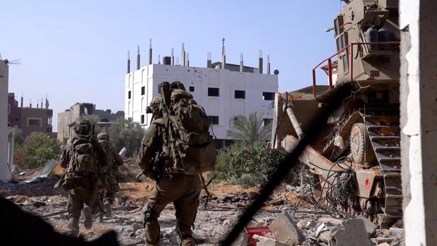 Pasukan Israel dan kelompok Hamas melakukan pertempuran jarak dekat di kota Gaza. (via REUTERS/ISRAELI ARMY HANDOUT)