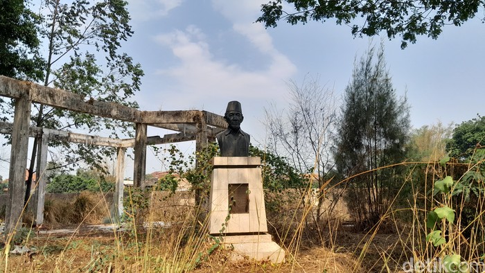 Patung Gesang yang tetap berdiri kokoh di tengah kerangka-kerangka bangunan Taman Gesang, Sabtu (11/11/2023).