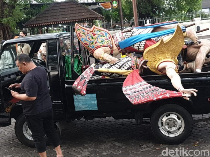 Patung wayang orang di Balai Kota Solo yang ambruk diterjang angin, Sabtu (11/11/2023).