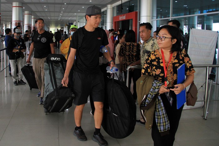 Pebalap Sepeda Tiba di Indonesia Jelang UCI MTB World Championship 2023 Pembalap sepeda MTB asal Jepang Yuta Matsumoto (kedua kanan) dan tim official tiba di Bandara Tjilik Riwut, Palangka Raya, Kalimantan Tengah, Jumat (10/11/2023). Sebanyak 31 pebalap internasional sepeda gunung (MTB) tiba untuk bertanding di kejuaraan balap sepeda gunung Union Cycliste Internationale Mountain Bike (UCI MTB) Eliminator World Championship 2023 pada 12 November 2023 di area sirkuit Stadion Tuah Pahoe. ANTARA FOTO/Auliya Rahman/rwa.