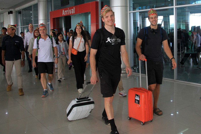 Pembalap sepeda MTB asal Jepang Yuta Matsumoto (kedua kanan) dan tim official tiba di Bandara Tjilik Riwut, Palangka Raya, Kalimantan Tengah, Jumat (10/11/2023). Sebanyak 31 pebalap internasional sepeda gunung (MTB) tiba untuk bertanding di kejuaraan balap sepeda gunung Union Cycliste Internationale Mountain Bike (UCI MTB) Eliminator World Championship 2023 pada 12 November 2023 di area sirkuit Stadion Tuah Pahoe. ANTARA FOTO/Auliya Rahman/rwa.