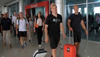 Pebalap sepeda MTB asal Swedia Joel Burman, Edvin Lindh, dan Hannah Beck asal Jerman tiba di Bandara Tjilik Riwut, Palangka Raya, Kalimantan Tengah, Jumat (10/11/2023).  