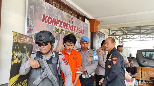 I Made Riyan Adityana Indra Putra, pelaku pencurian perhiasan saat konferensi pers di Polsek Denpasar Timur, Sabtu (11/11/2023). (I Wayan Sui Suadnyana/detikBali)
