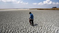 Danau tertinggi di dunia ini terkena radiasi matahari yang meningkatkan penguapan dan kehilangan air. 