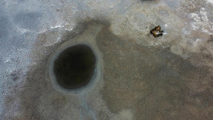 Penampakan Danau Titicaca Peru yang Mengering Danau Titicaca di perbatasan Peru dan Bolivia tak lagi indah. Danau tertinggi dan terbesar dunia kini mengering. Ini penampakannya.