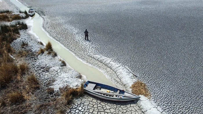 Penampakan Danau Titicaca Peru yang Mengering Danau Titicaca di perbatasan Peru dan Bolivia tak lagi indah. Danau tertinggi dan terbesar dunia kini mengering. Ini penampakannya.