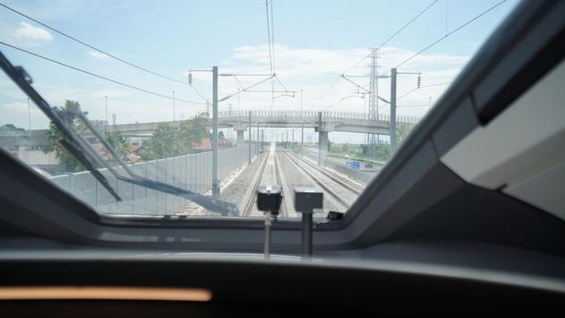 Penampakan ruang kemudi Kereta Cepat Whoosh. (Dok: KCIC)