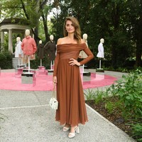 Tak sekadar menjadi model, ia juga berkesempatan mendesain koleksi sepatu dan pakaian jenama asal Italia itu. Pengumuman dilakukan saat Milan Fashion Week Spring 2024 yang juga dihadiri oleh aktris asal Spanyol itu. (Foto: MAX MONTINGELLI/GEOX)