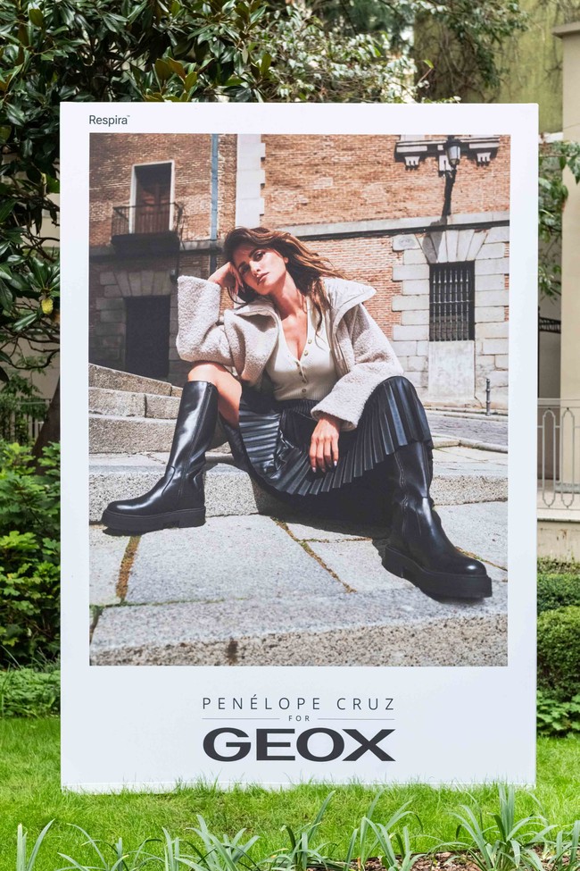 Koleksi yang terdiri dari alas kaki hingga pakaian ini mengedepankan keindahan visual tanpa mengorbankan kenyamanan. “Kali ini kami terinspirasi oleh filosofi Geox. Segala sesuatu harus bercita rasa seni, dalam hal material dan teknologi, tapi dengan sentuhan yang stylish,” tambah ibu dua anak pemenang Oscar itu. (Foto: MAX MONTINGELLI/GEOX)