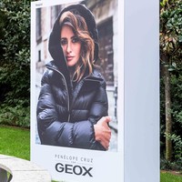 Ia dibantu adiknya, Monica, seorang aktris yang juga penari. Selama 20 tahun terakhir, aku dan Monica mendesain untuk beberapa jenama. Kami sangat tertarik dengan fashion dan suka bekerja sama. Itu mengapa kami ingin melakukannya lagi,” kata Penelope dalam keterangan tertulisnya. (Foto: MAX MONTINGELLI/GEOX)