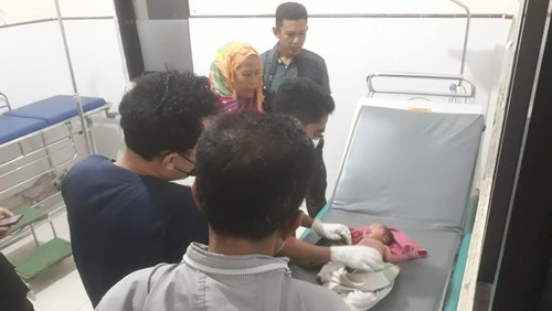 Bayi laki-laki yang ditemukan di bak sepeda motor tiga roda di Bima saat dibawa ke rumah sakit.