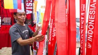 Atribut dan aksesoris seperti bendera, jersey, syal, dan topi tersebut dijual dengan harga Rp 15 ribu hingga Rp 250 ribu. 