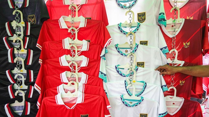 Pedagang menjual atribut Timnas sepak bola Indonesia saat Piala Dunia U-17 berlangsung di kawasan Stadion Gelora Bung Tomo, Surabaya, Jawa Timur, Jumat (10/11/2023). Atribut dan aksesoris seperti bendera, jersey, syal, dan topi tersebut dijual dengan harga Rp15 ribu hingga Rp250 ribu perbuah. ANTARA FOTO/Rizal Hanafi/rwa.