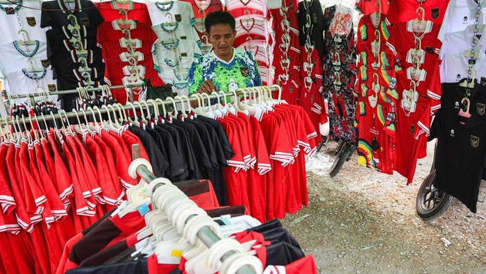 Pedagang menjual atribut Timnas sepak bola Indonesia saat Piala Dunia U-17 berlangsung di kawasan Stadion Gelora Bung Tomo, Surabaya, Jawa Timur, Jumat (10/11/2023). Atribut dan aksesoris seperti bendera, jersey, syal, dan topi tersebut dijual dengan harga Rp15 ribu hingga Rp250 ribu perbuah. ANTARA FOTO/Rizal Hanafi/rwa.
