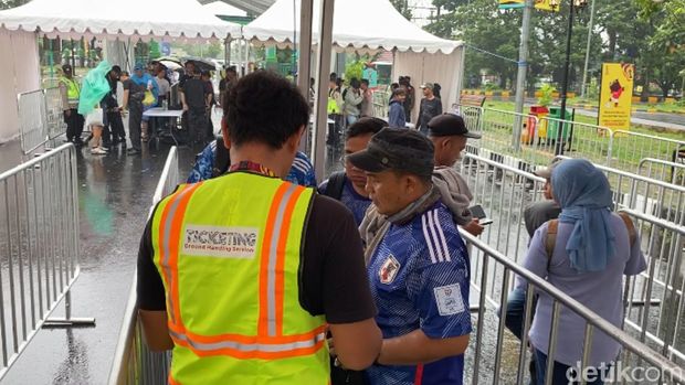 Penonton di area Stadion Si Jalak Harupat.
