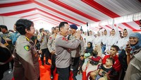 Foto: Selain itu Jenderal Sigit juga meninjau acara bakti kesehatan yang dihadiri 1.500 warga Pekalongan. (dok. istimewa)
